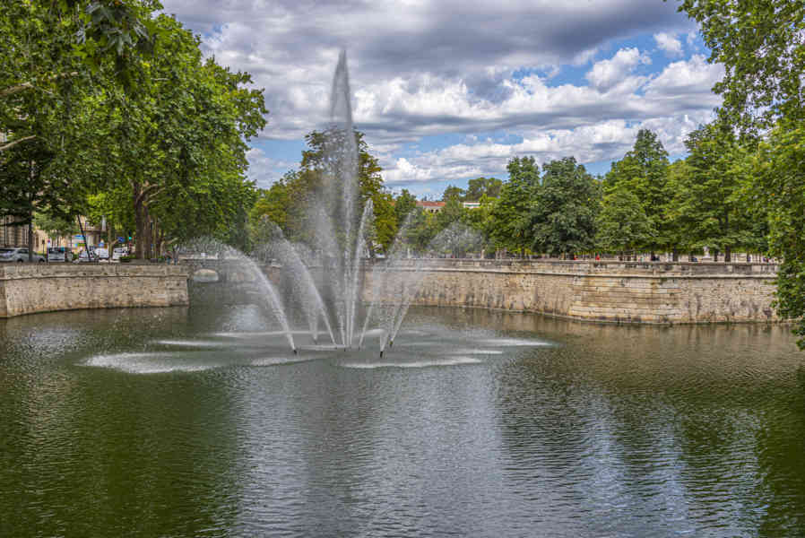 Francia - Nimes 052 - jardines de La Fontaine.jpg